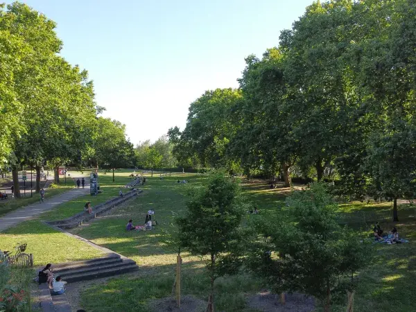 Personnes flânant sur les pelouses du Parc aux angéliques