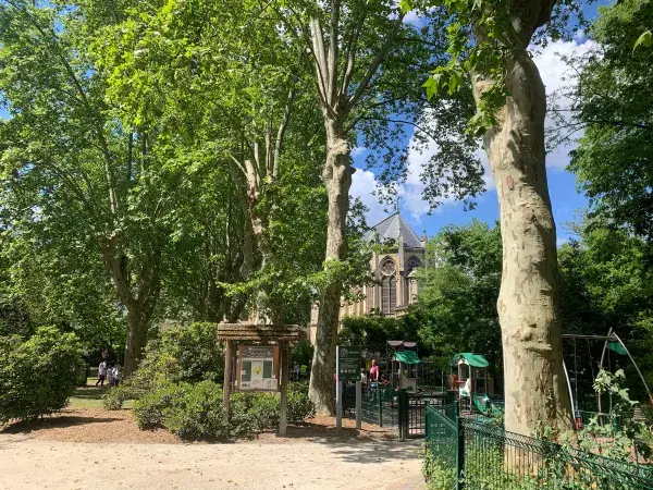 Le jardin et son aire de jeu
