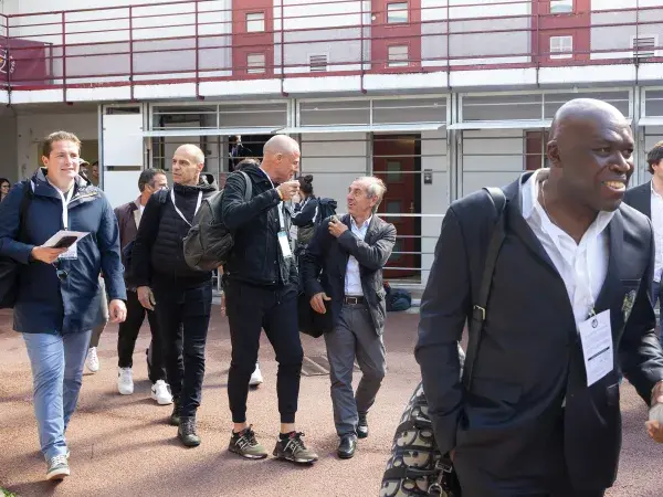 Aux côtés des anciens Bordelais Cédric Carrasso, Franck Jurietti et Didier Sénac (de gauche à droite), avant le match des légendes.