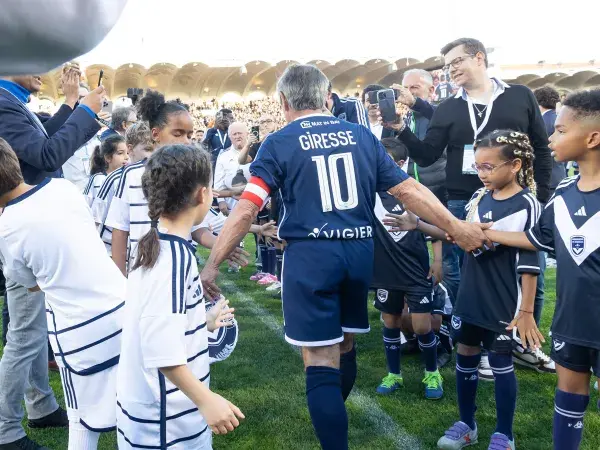 Alain Giresse, une nouvelle fois capitaine de son équipe, lors du match des légendes le 14 mai 2024.