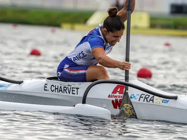 Victime d'un grave accident de voiture à 18 ans, Eléa Charvet s'est reconstruite à travers le sport et le canoë.