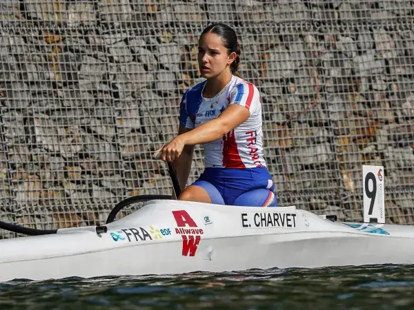 "(La pirogue) me permet de faire du sport sans prothèse, d'être libre de mes mouvements."