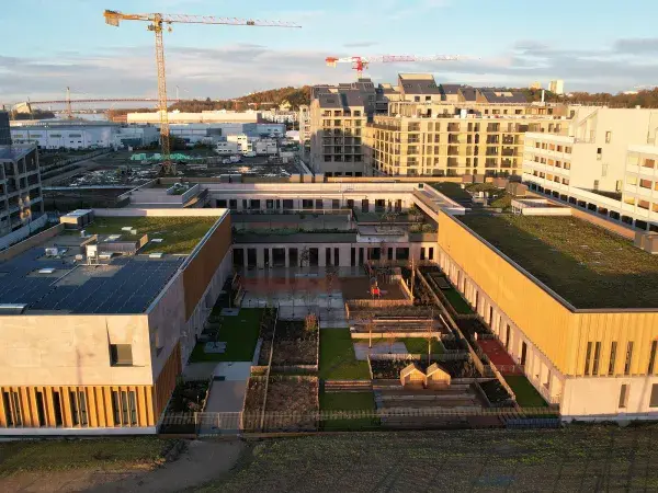 Vue aérienne des bâtiments et de la cour de l'école Elsa Triolet.
