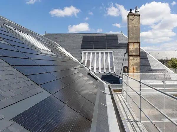 La Mairie de Caudéran a été équipée de 160 m² d'ardoises photovoltaïques, qui épousent l'esthétique du bâtiment.