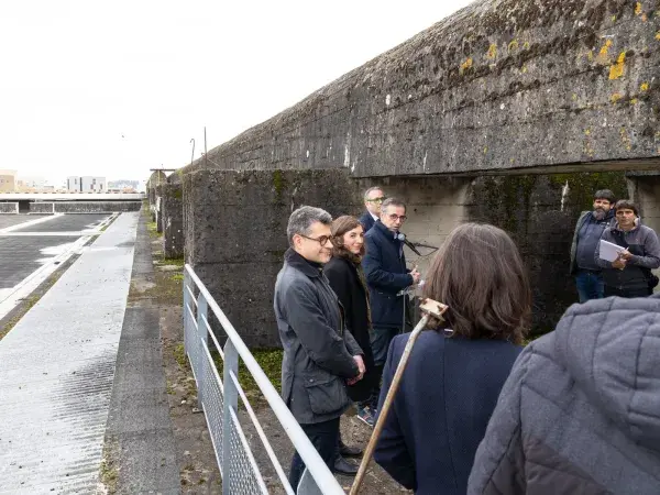 Photo : Le Maire Pierre Hurmic lors du lancement de l'appel à projet e, janvier 2024, sur les toits de la base sous-marine. © T. Sanson - Ville de Bordeaux