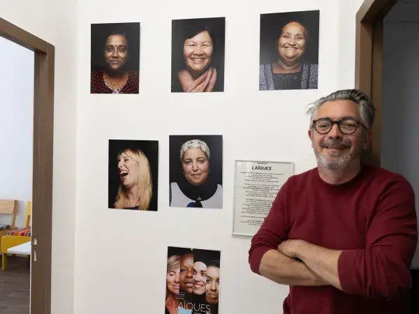 Thierry Labbé, au milieu de portraits d'adhérentes réalisés par le photographe Thibault Stipal.