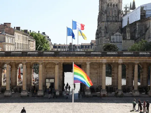Les drapeaux arc-en-ciel, européen, français et ukrainien sur l'Hôtel de ville de Bordeaux.