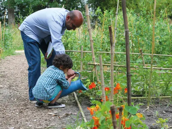 Photo : Toutes les générations se retrouvent autour des plantations © T. Sanson / Ville de Bordeaux