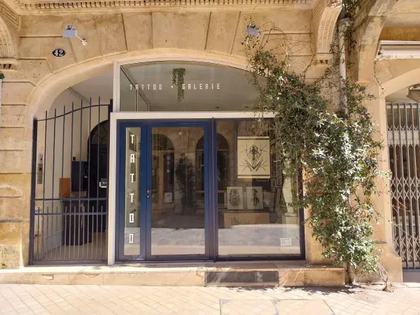 façade d'un commerce végétalisé