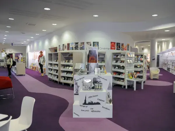 Photo de l'intérieur de la Bibliothèque Flora Tristan