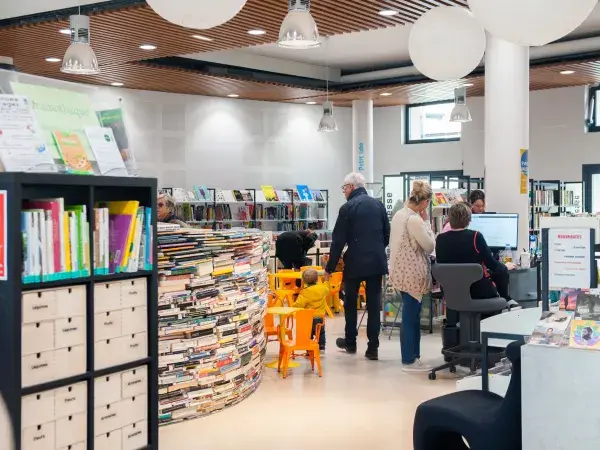 Photo de l'intérieur de la Bibliothèque Jean de La Ville de Mirmont