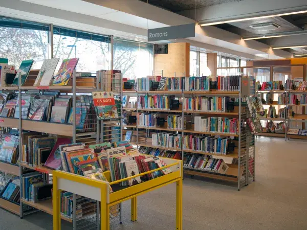 Photo de l'intérieur de la Bibliothèque de la Bastide