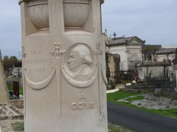 Vue rapproché du cénotaphe de Goya où se trouve son portrait sculpté dans un médaillon.