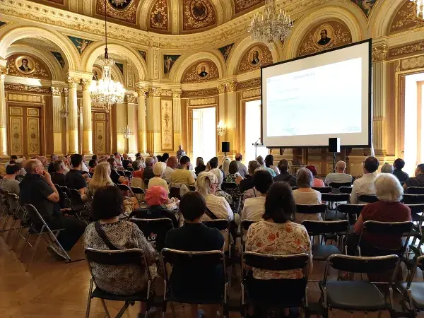 Rassemblement de personnes assises pour le bilan d la concertation Tourny au Grand-Théâtre