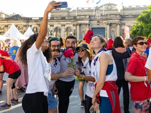 Photo de 5 participants de la 3e Nuit des relais faisant un selfie devant l'hôtel de ville, place Pey Berland
