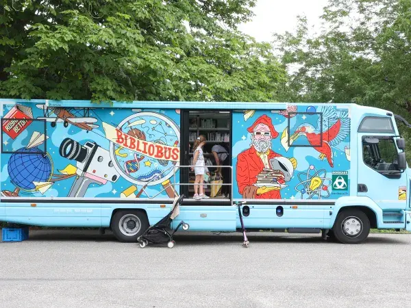 Photo du bibliobus au parc Bordelais, avec une enfant qui y entre