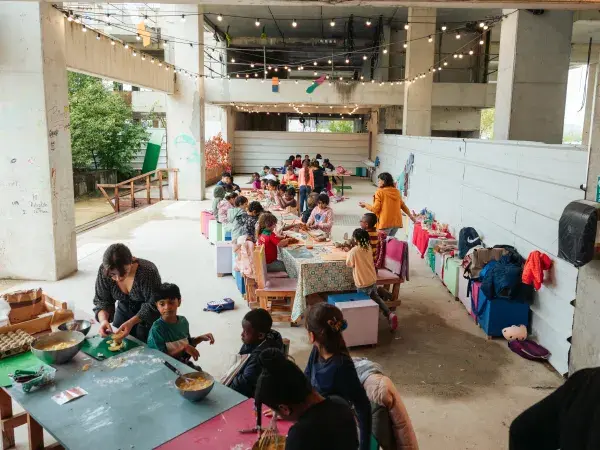 Photo de plusieurs enfants à des tables pour un atelier sur l'alimentation