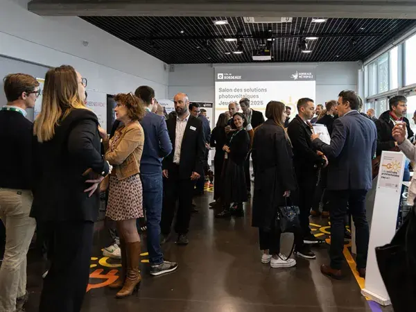 Photo des participants et visiteurs du Salon des solutions Photovoltaïques