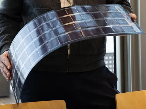 Photo d'un morceau de panneau solaire présenté au Salon des solutions Photovoltaïques
