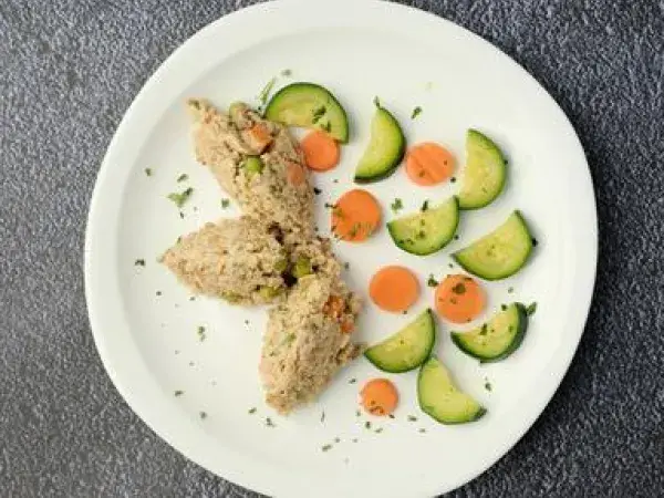 Assiette garnie qui provient de la cuisine centrale de Bordeaux/Mérignac