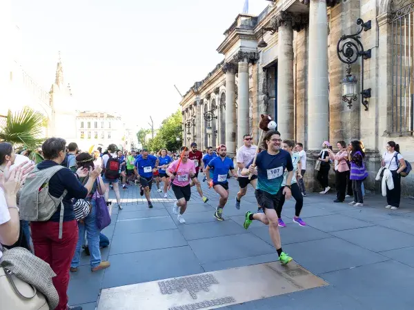 Des coureurs  et le public devant la mairie de Bordeaux