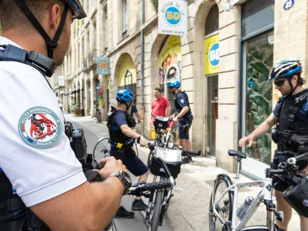 Des agents de la police municipale dans la rue