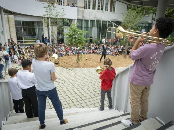 Des enfants jouant de la musique