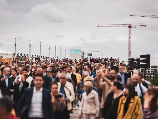 Le nouveau pont présente des proportions imposantes : 44 mètres de large pour 545 mètres de long.