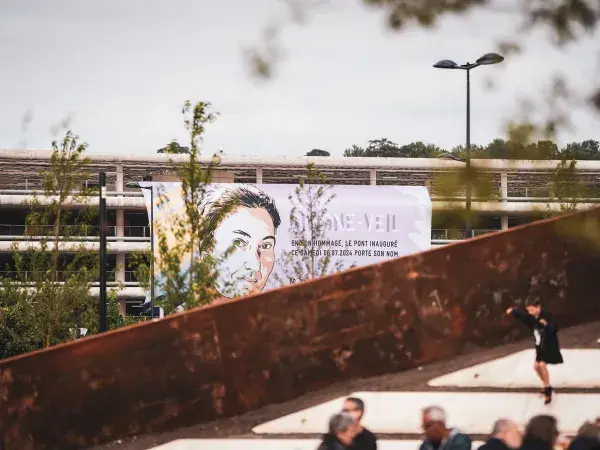 La figure de Simone Veil a été choisie pour nommer le pont, en accord avec sa famille.