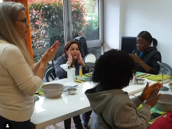 Des ateliers de socio-esthétique et socio-coiffure sont organisés dans les locaux de "Toutes à l'abri".