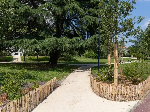 Photo d'un passage du square Armand Faulat aujourd'hui.