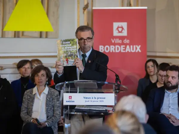 Photo de Pierre Hurmic, maire de bordeaux, lors de ses voeux à la presse qui présente le livre du Projet urbain bordelais