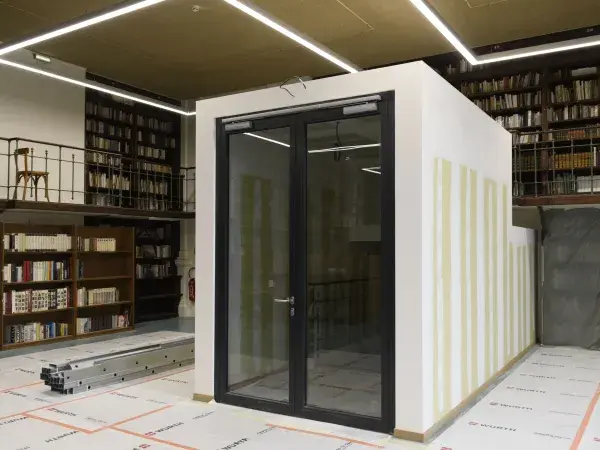 Sas à l'entrée de la bibliothèque.