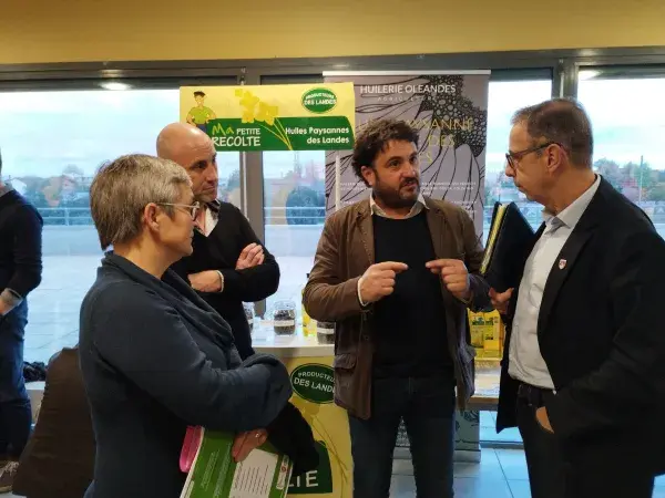 Photo de Benoît Granger de la coopérative d'éleveurs le Pré Vert en compagnie de Pierre Hurmic