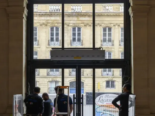 De nouvelles portes ont été installées à l'entrée.