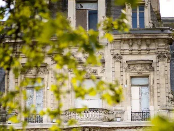 La façade du château Descas, un monument baroque.