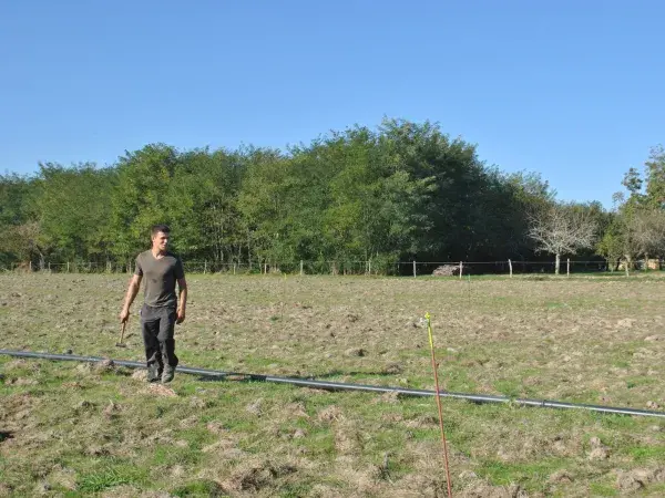 Photo d'Ylan de Keating, agriculteur de la Ferme des Trois Arches, dans son champs