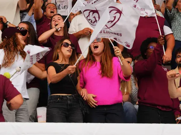 Photo de supportrices des Lionnes du Stade Bordelais lors de la demi finale d'Elite 1 les opposant à Clermont