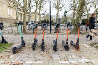 Des trottinettes garées sur un emplacement aménagées pour elles.