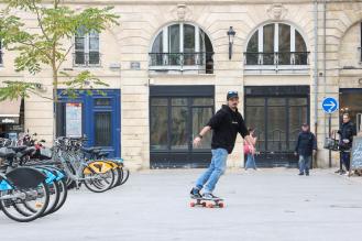 Un skateur sur sa planche.