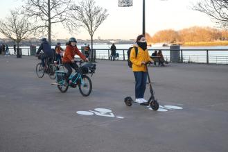 Une trottinette et un vélo sur une piste dediée.