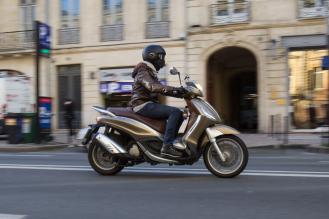Une moto sur une route.