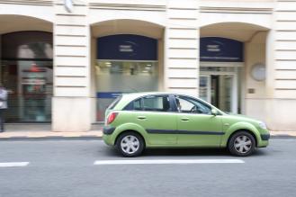 Une voiture sur une route.