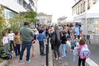 Photo des familles qui marchent dans une rue de Bordeaux pour accéder à une école.