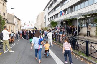 Photo d'une rue aux enfants avec des piétons (adultes et enfants).