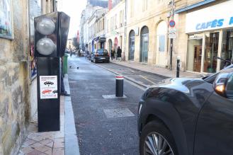 Photo d'une voiture qui attend à l'entrée d'un secteur borné.