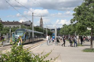 Photo du tramway à Bordeaux à l'arrêt, sur la place Stalingrad à la Bastide.e tramway.