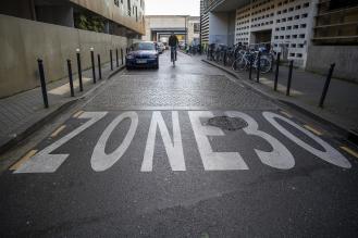 Un marquage zone 30 sur le sol d'une rue.
