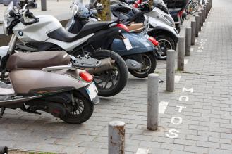 Des motos garées sur un emplacement reversé au moto.