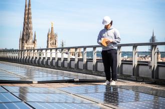Photo : À l’image du toit de la Cité municipale, la Ville accélère et systématise l’installation de panneaux solaires sur ses équipements et espaces publics. © C. Barbier / Bordeaux Métropole